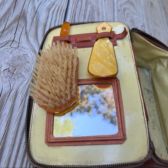 Vintage 1930s Mexico tooled leather box with acwalite celluloid brush shoehorn - Picture 9 of 16